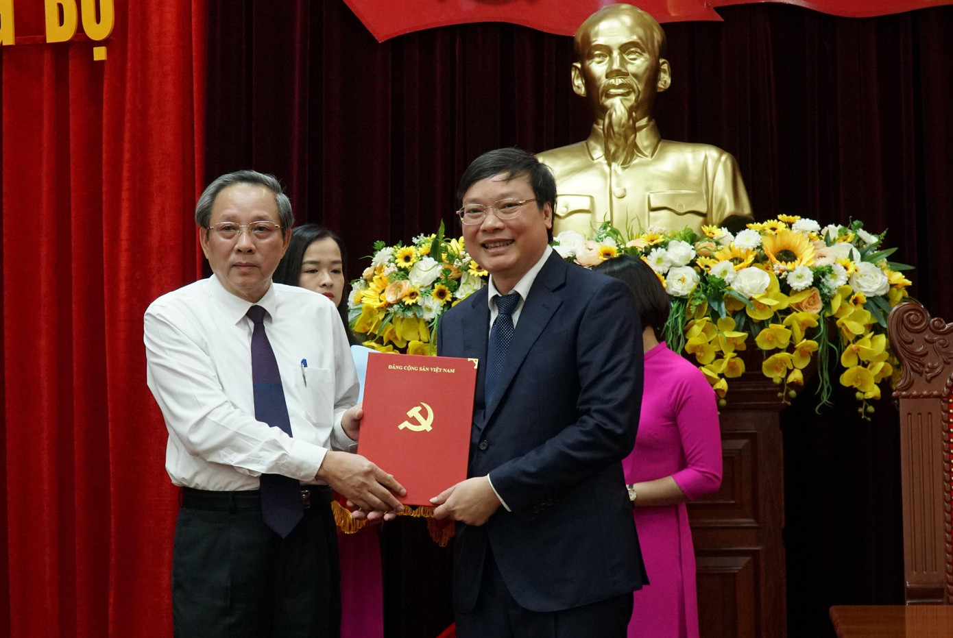 Phó Trưởng Ban Tổ chức Trung ương Hoàng Đăng Quang (áo trắng) trao Quyết định của Ban Bí thư về việc điều động và chỉ định đồng chí Trương Hải Long giữ chức vụ Phó Bí thư Tỉnh ủy Gia Lai nhiệm kỳ 2020-2025.