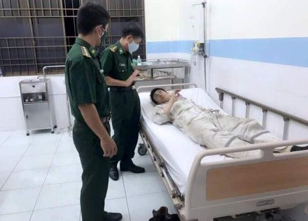 Các thuyền viên đang được cấp tại Trung tâm Y tế Quân dân Y huyện Côn Đảo