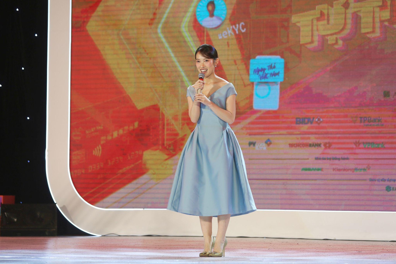 Đại sứ Ngày thẻ Việt Nam Khánh Vy Đại sứ Ngày thẻ Việt Nam Khánh Vy