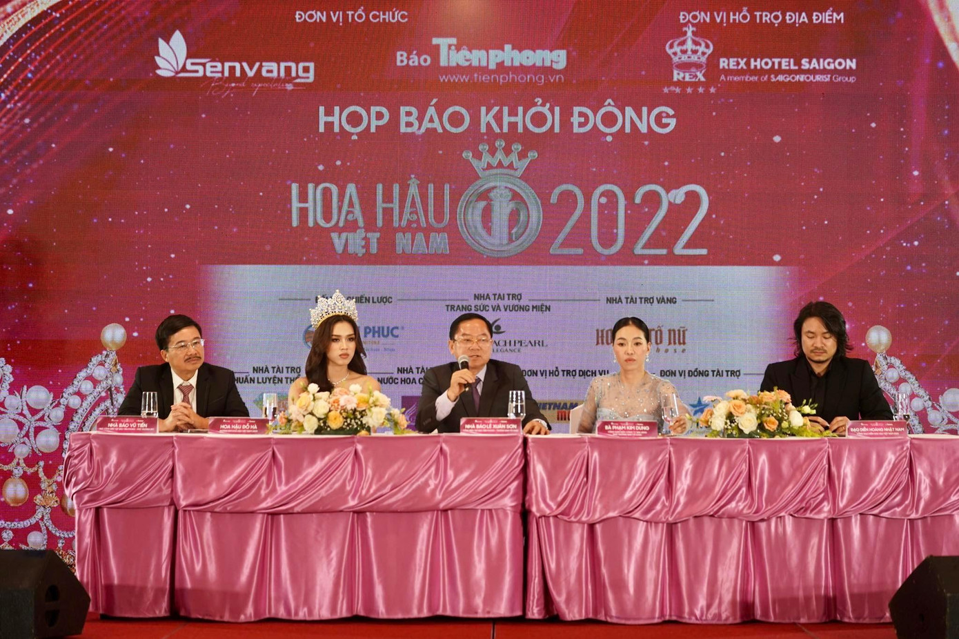 Đại diện BTC trả lời các câu hỏi của báo chí tại buổi họp báo Đại diện BTC trả lời các câu hỏi của báo chí tại buổi họp báo