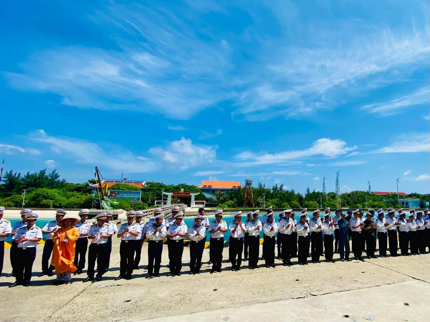 Giữa Trường Sa, cái bóng áo các sa vàng của thầy Thích Nhuận Đạt nổi lên giữa hàng quân áo trắng