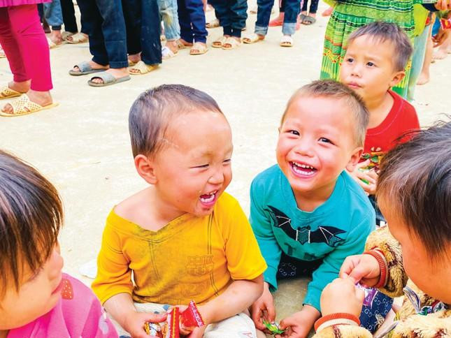 Niềm vui của các em bé người Mông ở Thanh Hóa trong một sự kiện thiện nguyện của Tiền Phong