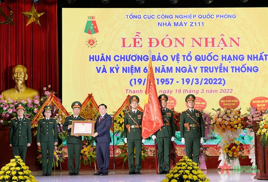 Chủ tịch Quốc hội Vương Đình Huệ trao Huân chương Bảo vệ Tổ quốc hạng Nhất tặng Nhà máy Z111. Chủ tịch Quốc hội Vương Đình Huệ trao Huân chương Bảo vệ Tổ quốc hạng Nhất tặng Nhà máy Z111.
