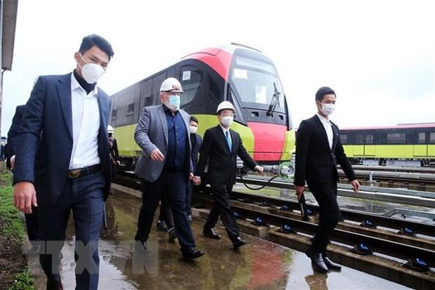 Phó Chủ tịch điều hành EC Frans Timmermans và Chủ tịch thành phố Hà Nội Chu Ngọc Anh thăm tuyến đường sắt đô thị Nhổn - ga Hà Nội tại Depot Nhổn. (Ảnh: TTXVN)