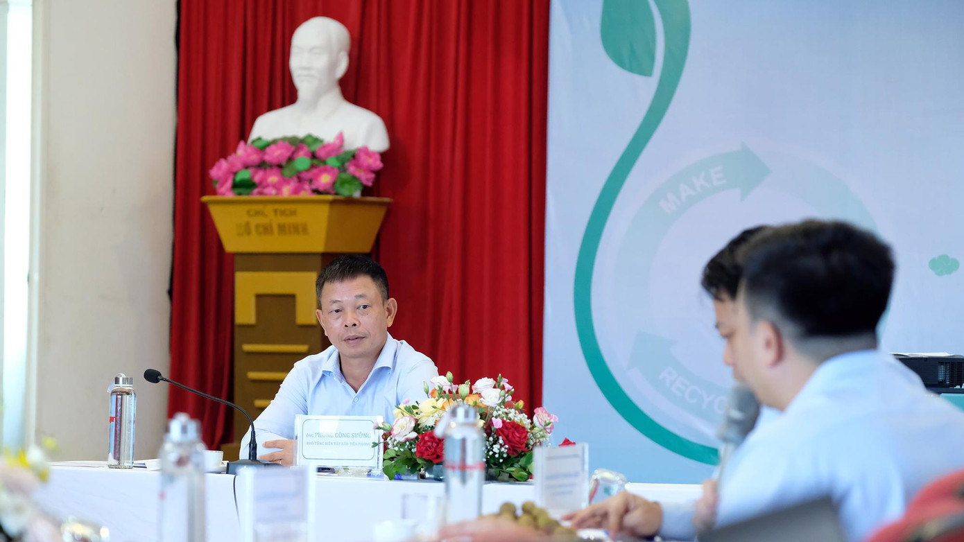 Nhà báo Phùng Công Sưởng, Phó Tổng biên tập báo Tiền Phong đặt vấn đề về mặt bằng ứng dụng kinh tế tuần hoàn của Việt Nam so với thế giới hiện nay - Ảnh: Hoàng Mạnh Thắng Nhà báo Phùng Công Sưởng, Phó Tổng biên tập báo Tiền Phong đặt vấn đề về mặt bằng ứng dụng kinh tế tuần hoàn của Việt Nam so với thế giới hiện nay - Ảnh: Hoàng Mạnh Thắng