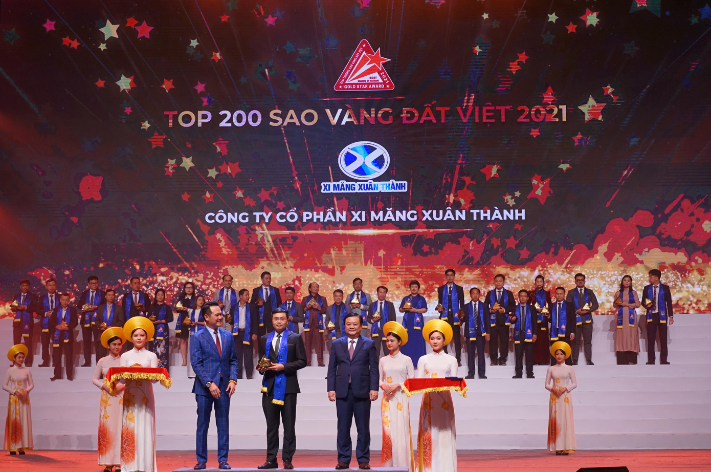 Ông Vũ Quang Bắc- Phó Tổng Giám đốc Công ty cổ phần xi măng Xuân Thành đón nhận giải thưởng Sao Vàng đất Việt 2021 Ông Vũ Quang Bắc- Phó Tổng Giám đốc Công ty cổ phần xi măng Xuân Thành đón nhận giải thưởng Sao Vàng đất Việt 2021