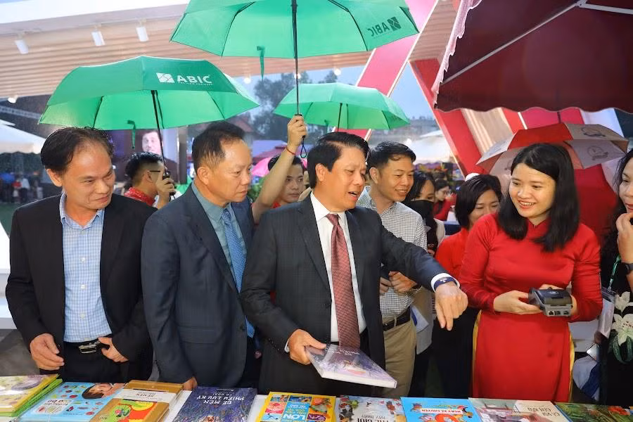 Ông Phạm Tiến Dũng, Phó Thống đốc Ngân hàng Nhà nước Việt Nam trải nghiệm các ứng dụng tại Sóng Festival - Ảnh: Hoàng Mạnh Thắng