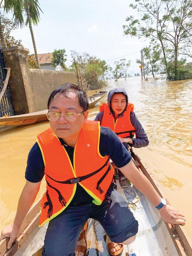 Tác giả trong một chuyến thăm hỏi đồng bào bị mưa lũ ở Quảng Bình năm 2020 do báo Tiền Phong và Công ty Sen Vàng tổ chức. Người ngồi sau là Nguyễn Thúc Thùy Tiên - người năm 2021 xuất sắc giành danh hiệu Hoa hậu Hoà bình Thế giới