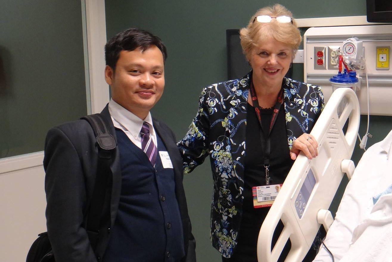 TS.BS Hoàng Quốc Cường (đứng bên trái)