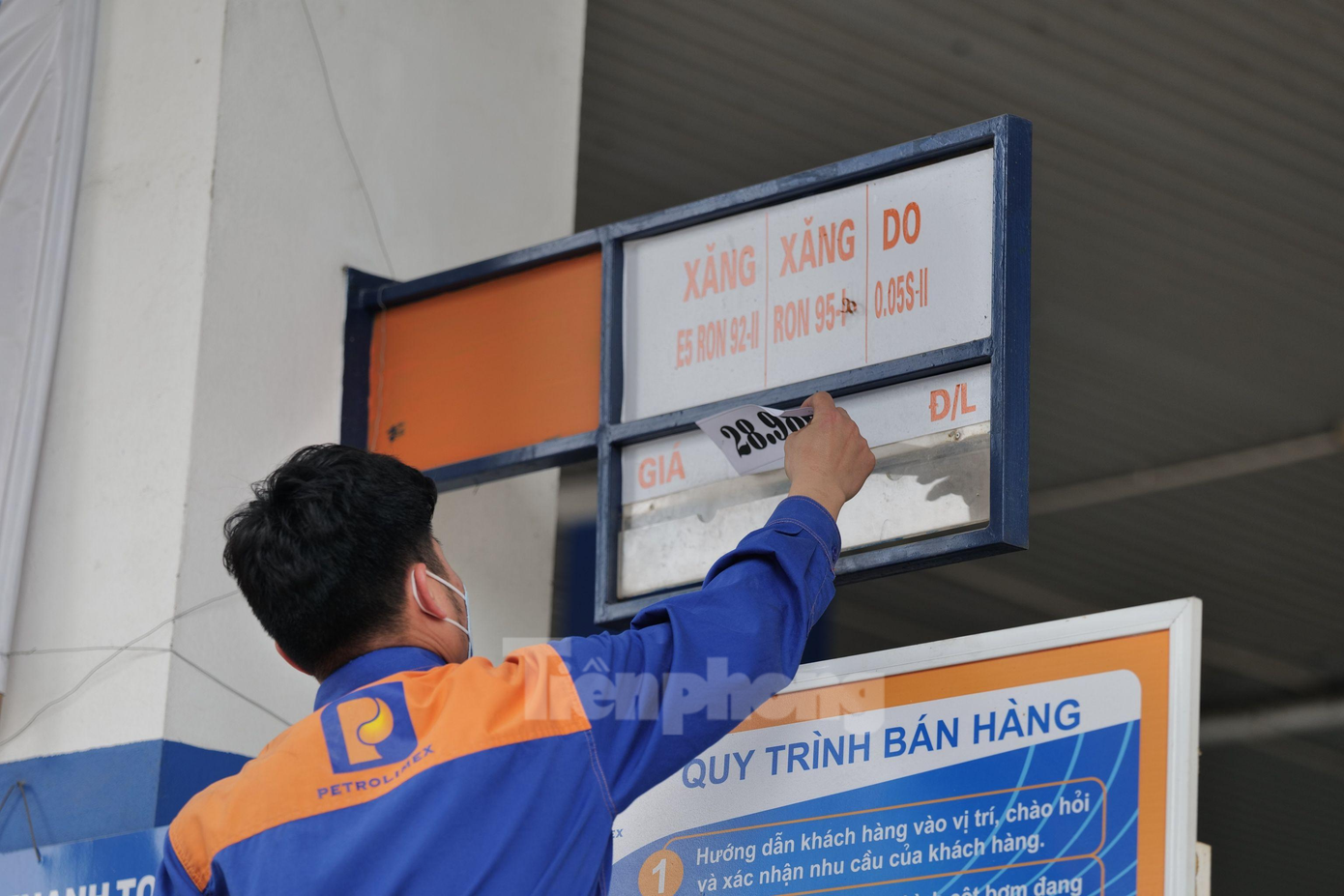 Từ 15h hôm nay (11/3), mỗi lít xăng E5 RON 92 có giá bán lẻ là 28.985 đồng; xăng RON 95 có giá 29.824 đồng/lít. Ảnh: Duy Phạm