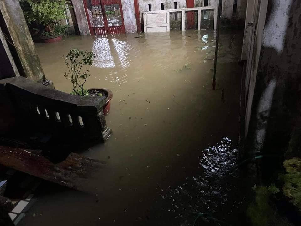 Một nhà dân tại quận Liên Chiểu bị ngập trong đêm