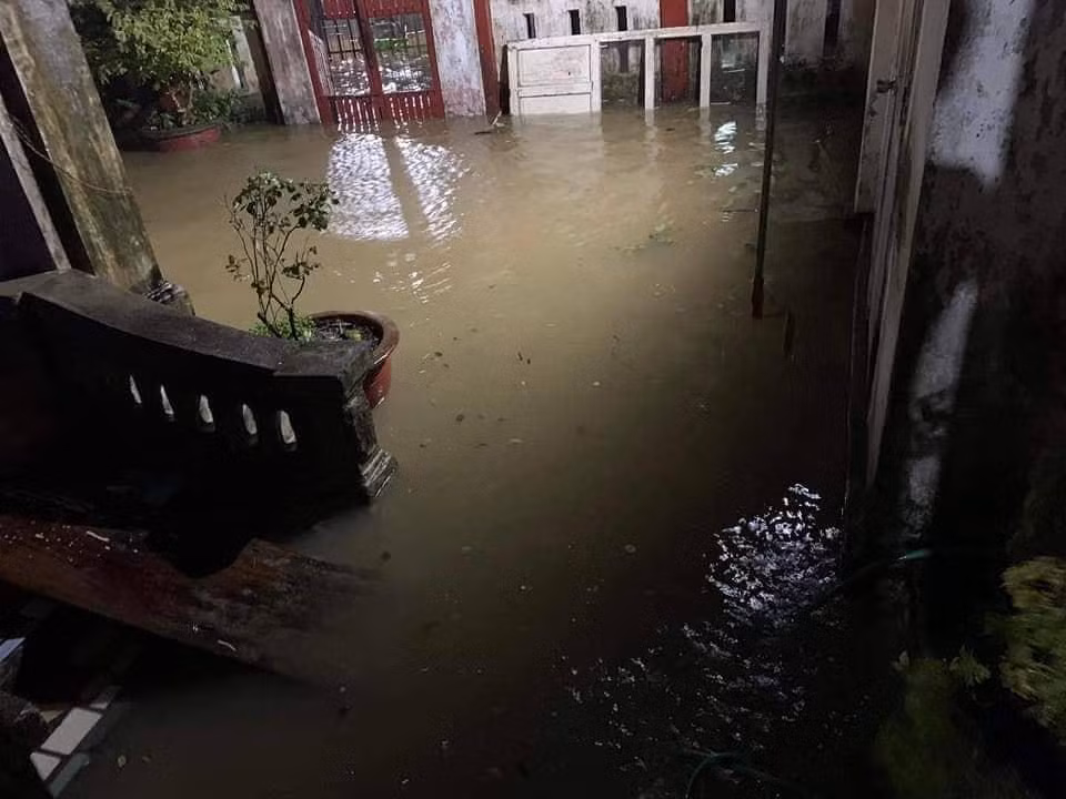 Một nhà dân tại quận Liên Chiểu bị ngập trong đêm Một nhà dân tại quận Liên Chiểu bị ngập trong đêm