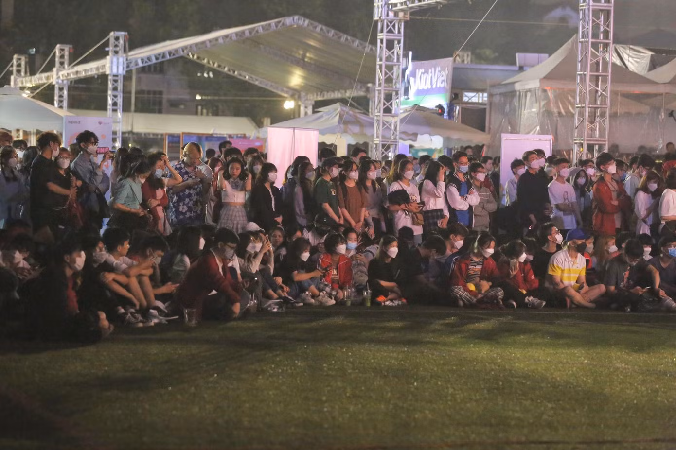 Đông đảo các bạn trẻ chờ đón Lễ hội Sóng Festival - Ảnh: Duy Phạm