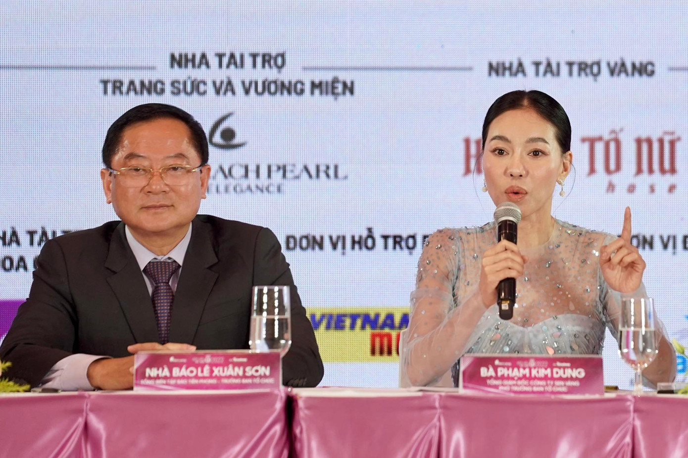 Tổng biên tập báo Tiền Phong Lê Xuân Sơn - Trưởng ban tổ chức cuộc thi Hoa hậu Việt Nam và bà Phạm Kim Dung, Tổng giám đốc Công ty Sen Vàng, Phó trưởng Ban tổ chức cuộc thi trả lời các câu hỏi của báo chí. Tổng biên tập báo Tiền Phong Lê Xuân Sơn - Trưởng ban tổ chức cuộc thi Hoa hậu Việt Nam và bà Phạm Kim Dung, Tổng giám đốc Công ty Sen Vàng, Phó trưởng Ban tổ chức cuộc thi trả lời các câu hỏi của báo chí.