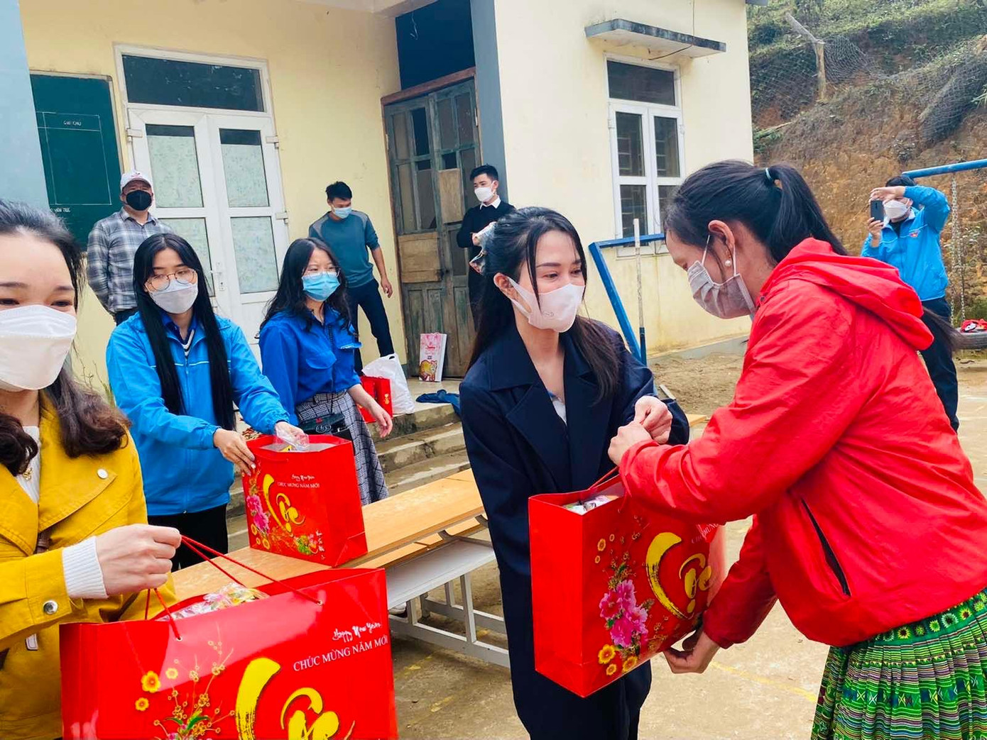 Bà Lê Thị Loan - Lãnh đạo doanh nghiệp Dược Đức Khánh trao quà cho đồng bào Sài Khao