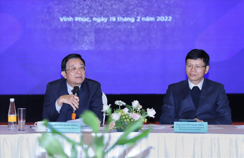 Ông Nguyễn Ngọc Hiển - Tổng Biên tập Báo Lao Động (tay phải) và ông Nguyễn Quốc Hùng - Chủ tịch Hiệp hội Ngân hàng chủ trì Hội thảo