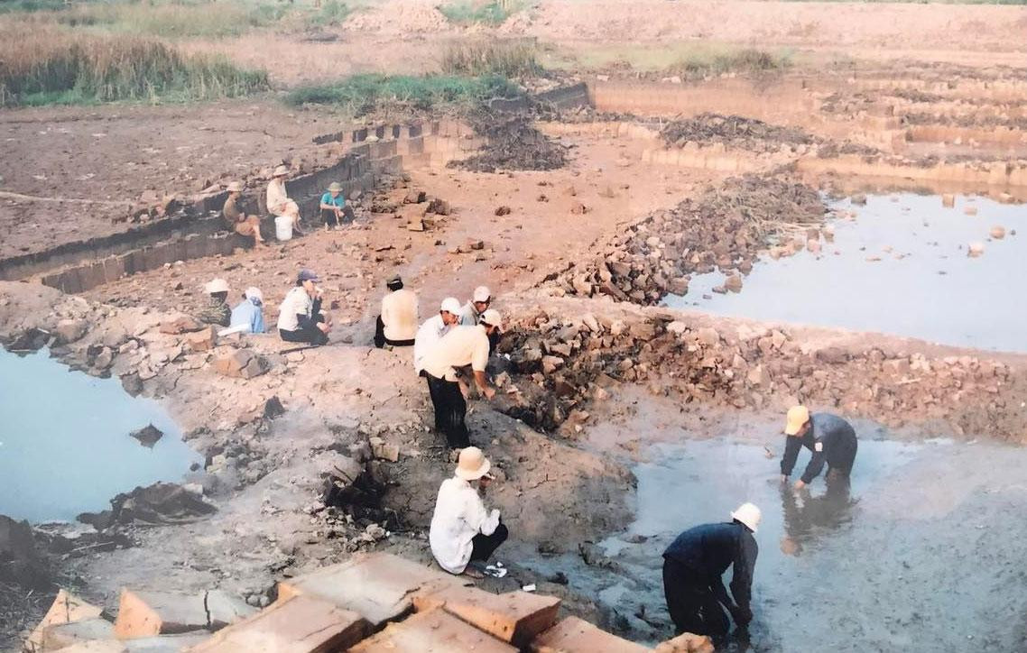 Theo tài liệu UBND quận Long Biên cung cấp, trước năm 2005 khu đất là ruộng trũng. Sau khi thuê thầu, người dân cải tạo thành ao thả cá phục vụ kinh doanh nhà hàng, hồ câu, bãi đỗ xe (hình ảnh tư liệu về việc cải tạo ruộng trũng thành hồ câu)