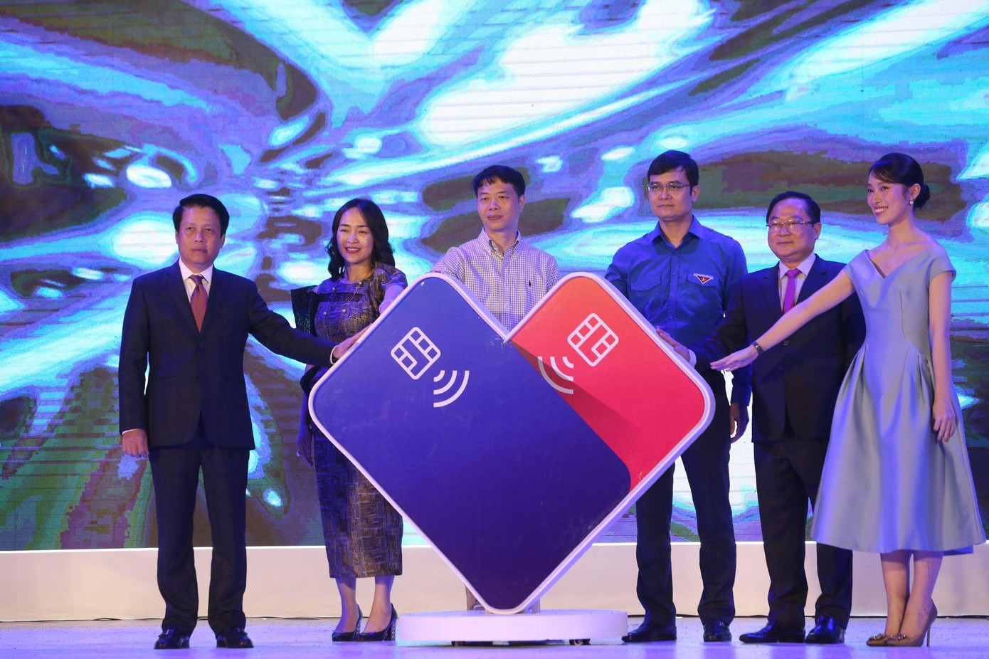 Từ trái qua phải: ông Phạm Tiến Dũng, Phó Thống đốc NHNN Việt Nam; bà Nguyễn Thị Kim Oanh, Phó Tổng Giám đốc Vietcombank; ông Nguyễn Quang Hưng, chủ tịch Cty CP Thanh toán Quốc gia Napas; Ông Bùi Quang Huy, Uỷ viên Dự khuyết Ban Chấp hành TW Đảng, Bí thư Thường trực Ban Chấp hành TW Đoàn Thanh niên cộng sản Hồ Chí Minh; Ông Lê Xuân Sơn, Tổng Biên tập Báo Tiền Phong; đại sứ Ngày Thẻ Việt Nam lần 2- MC Khánh Vy - Ảnh: Duy Phạm Từ trái qua phải: ông Phạm Tiến Dũng, Phó Thống đốc NHNN Việt Nam; bà Nguyễn Thị Kim Oanh, Phó Tổng Giám đốc Vietcombank; ông Nguyễn Quang Hưng, chủ tịch Cty CP Thanh toán Quốc gia Napas; Ông Bùi Quang Huy, Uỷ viên Dự khuyết Ban Chấp hành TW Đảng, Bí thư Thường trực Ban Chấp hành TW Đoàn Thanh niên cộng sản Hồ Chí Minh; Ông Lê Xuân Sơn, Tổng Biên tập Báo Tiền Phong; đại sứ Ngày Thẻ Việt Nam lần 2- MC Khánh Vy - Ảnh: Duy Phạm