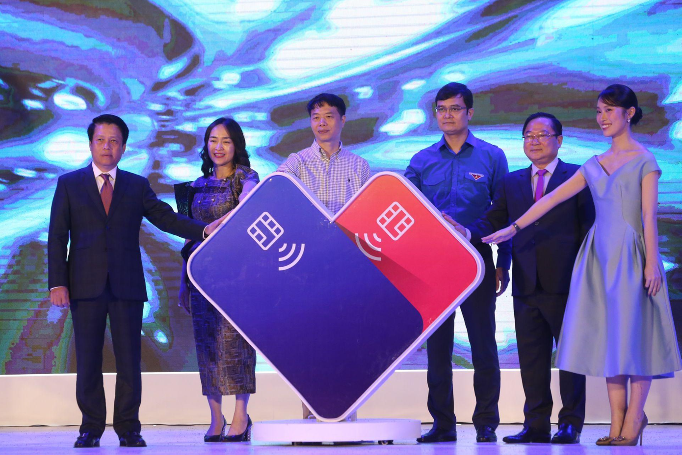 Từ trái qua phải: ông Phạm Tiến Dũng, Phó Thống đốc NHNN Việt Nam; bà Nguyễn Thị Kim Oanh, Phó Tổng Giám đốc Vietcombank; ông Nguyễn Quang Hưng, chủ tịch Cty CP Thanh toán Quốc gia Napas; Ông Bùi Quang Huy, Uỷ viên Dự khuyết Ban Chấp hành TW Đảng, Bí thư Thường trực Ban Chấp hành TW Đoàn Thanh niên cộng sản Hồ Chí Minh; Ông Lê Xuân Sơn, Tổng Biên tập báo Tiền Phong; đại sứ Ngày Thẻ Việt Nam lần 2- MC Khánh Vy Từ trái qua phải: ông Phạm Tiến Dũng, Phó Thống đốc NHNN Việt Nam; bà Nguyễn Thị Kim Oanh, Phó Tổng Giám đốc Vietcombank; ông Nguyễn Quang Hưng, chủ tịch Cty CP Thanh toán Quốc gia Napas; Ông Bùi Quang Huy, Uỷ viên Dự khuyết Ban Chấp hành TW Đảng, Bí thư Thường trực Ban Chấp hành TW Đoàn Thanh niên cộng sản Hồ Chí Minh; Ông Lê Xuân Sơn, Tổng Biên tập báo Tiền Phong; đại sứ Ngày Thẻ Việt Nam lần 2- MC Khánh Vy