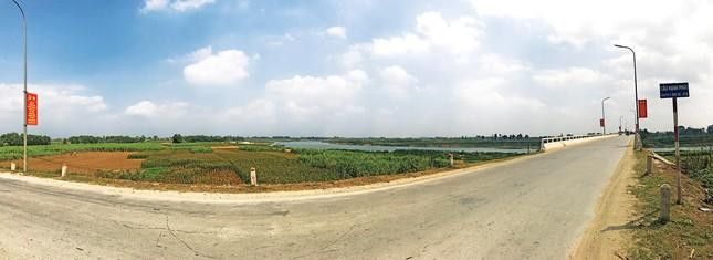 Con đê ngày bé tôi nhìn những đám bụi bốc lên khi có ô tô qua nay mặt đê đã được thảm khá tốt Ảnh: Lê Xuân Sơn