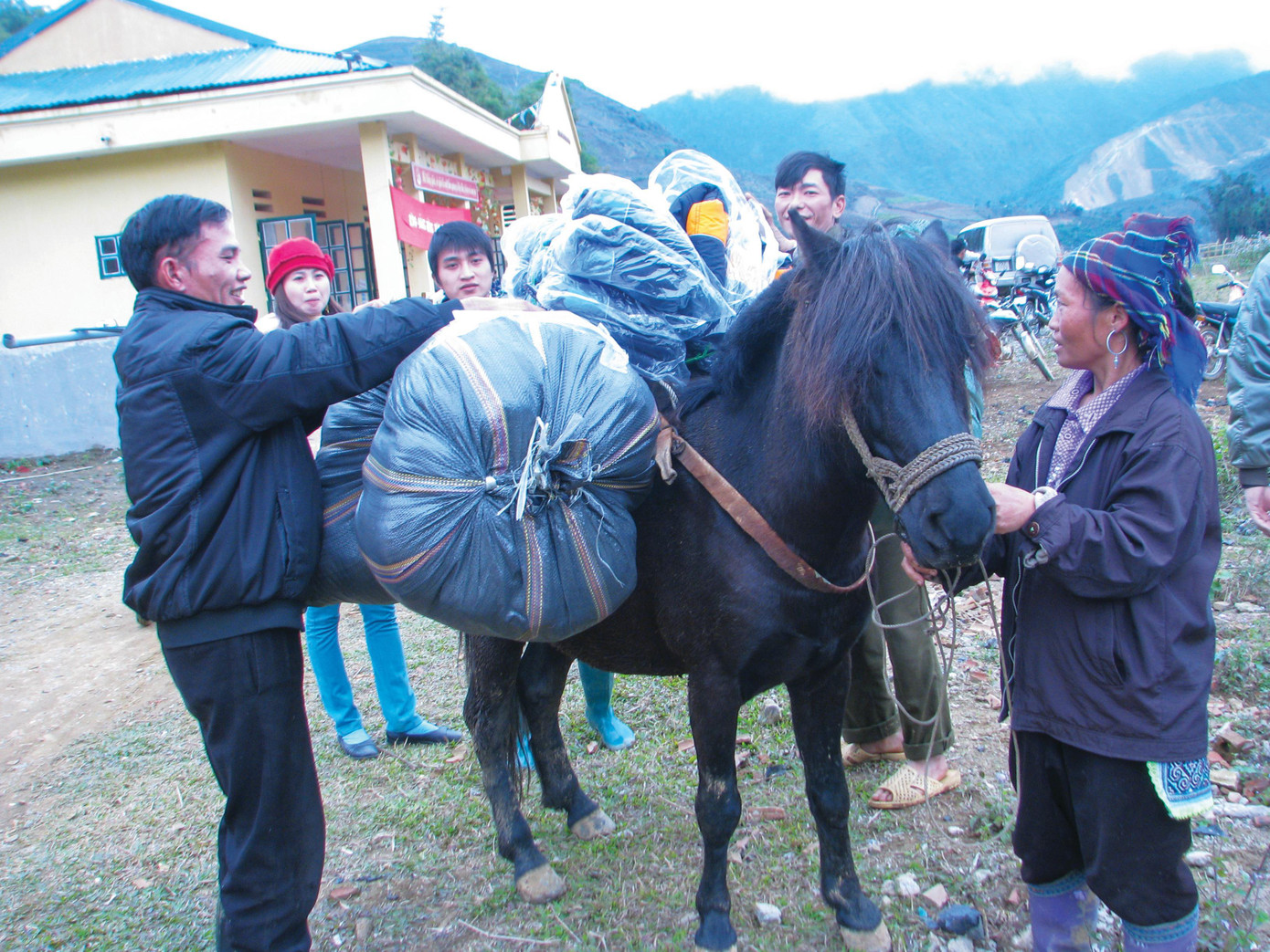 Ngựa thồ hàng cứu trợ cho chương trình "Cơm Có Thịt" Ngựa thồ hàng cứu trợ cho chương trình "Cơm Có Thịt"