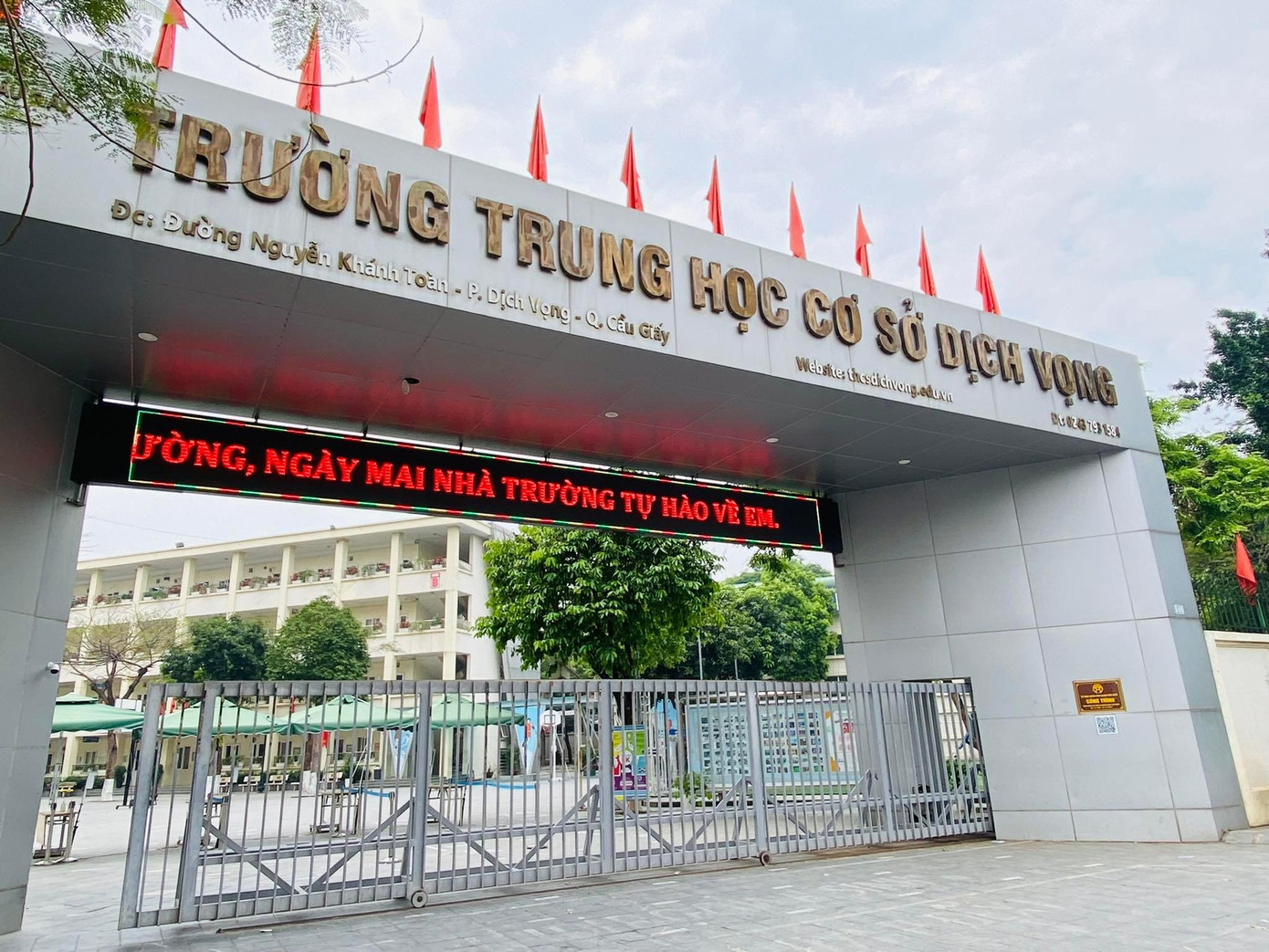 Trường THCS Dịch Vọng khẳng định không có việc ép học sinh chuyển trường như thông tin đang gây xôn xao Trường THCS Dịch Vọng khẳng định không có việc ép học sinh chuyển trường như thông tin đang gây xôn xao