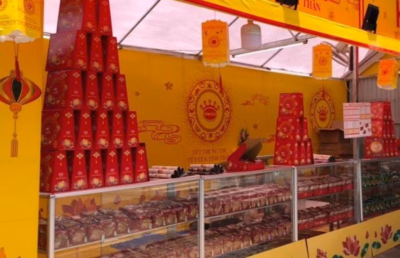 Nhiều loại bánh trung thu tăng giá so với năm ngoái. Nhiều loại bánh trung thu tăng giá so với năm ngoái.