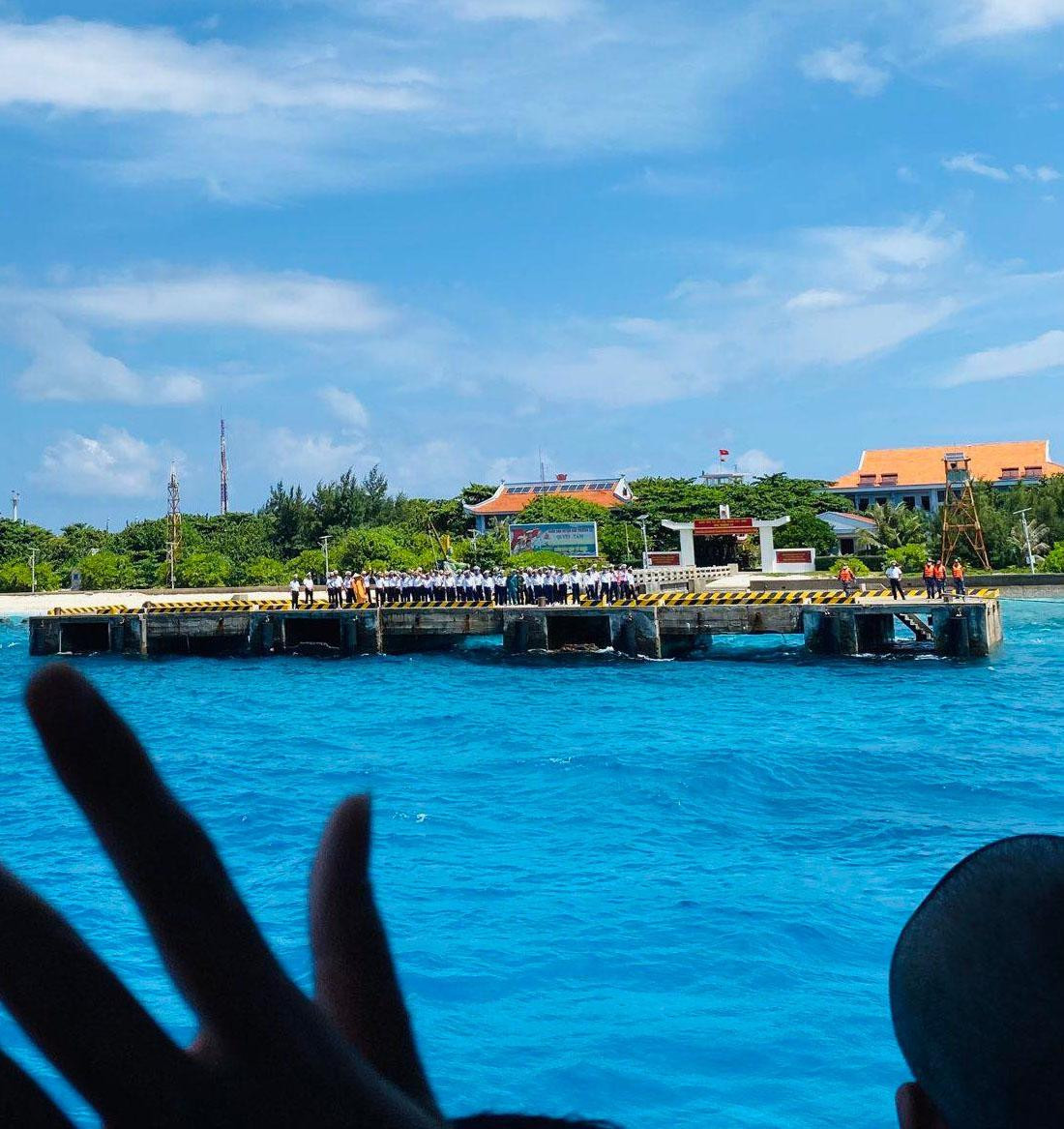 Đoàn công tác chia tay Trường Sa