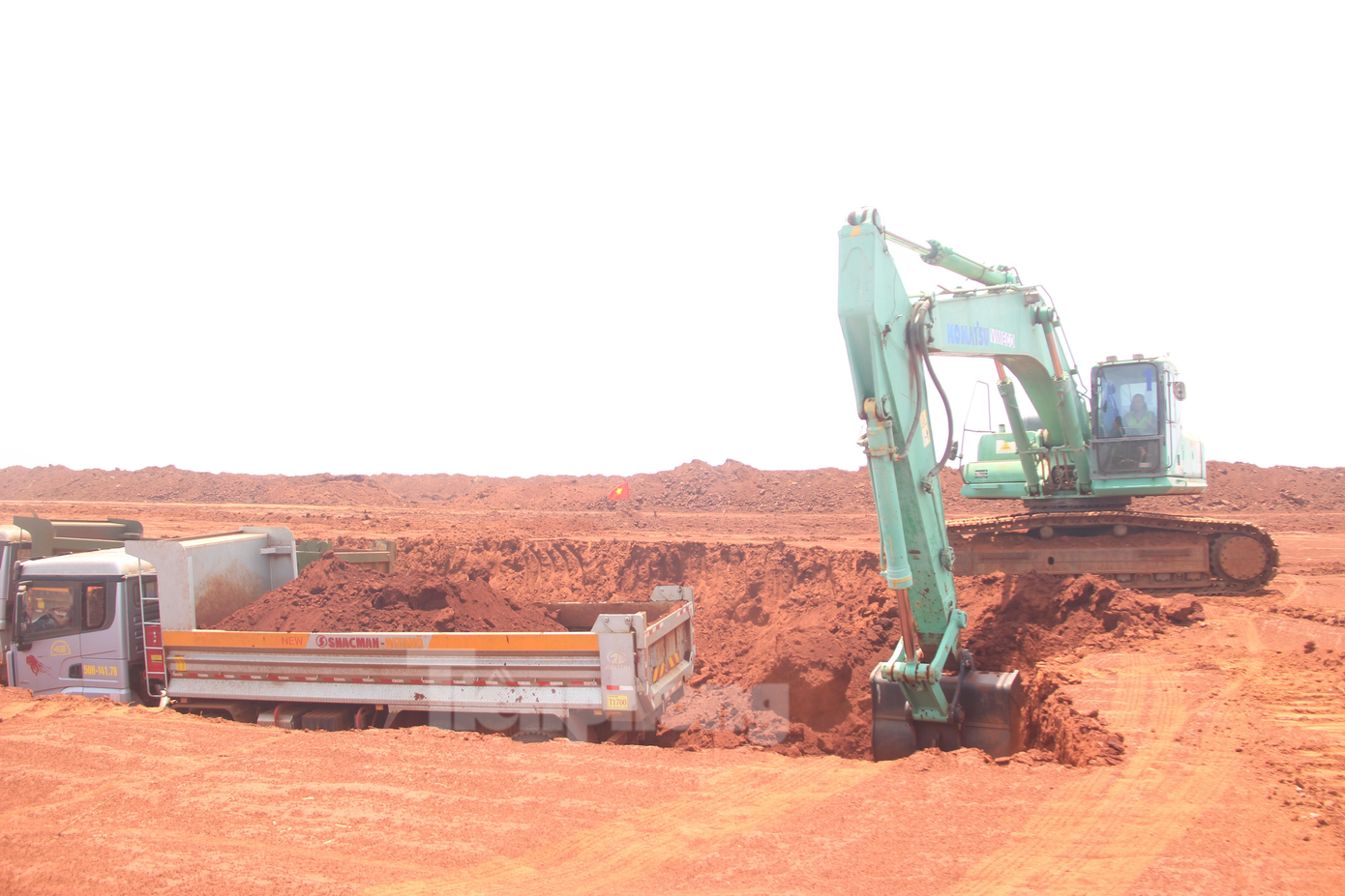 Mỗi ngày có hàng chục ngàn m3 đất được bóc tách, vận chuyển