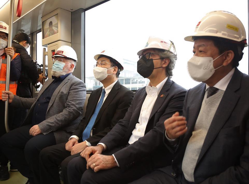 Chủ tịch Thành phố Hà Nội lên tàu cùng đoàn công tác để khảo sát đoạn trên cao - Ảnh: KTĐT