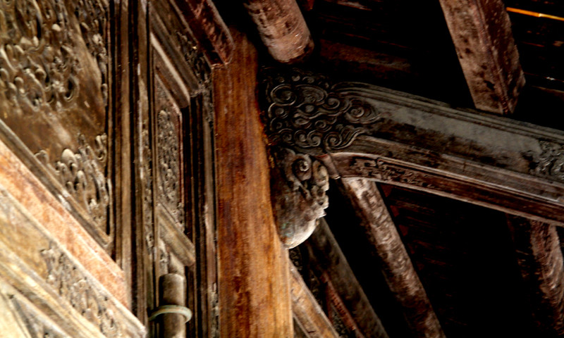 Cột kèo, xà nhà cũng công phu với trạm trổ rồng phượng, hoa lá....