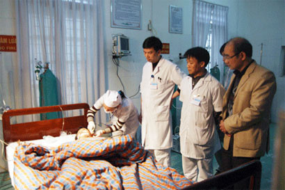 Lãnh đạo huyện thăm hỏi Cháu Nguyễn Trung Linh tại bệnh viện đa khoa Hùng Vương