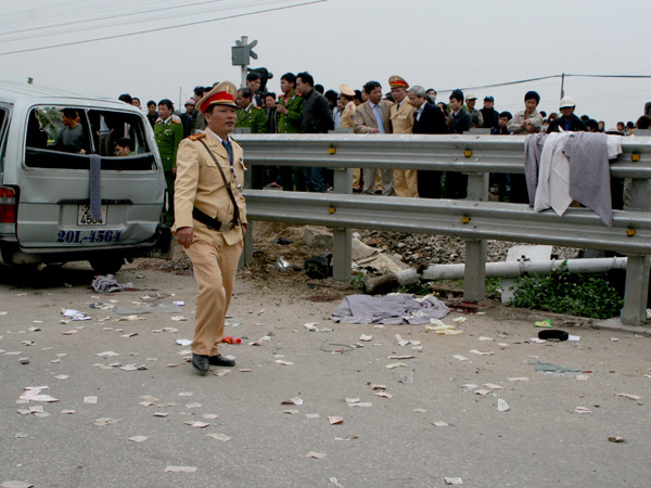 Tền lẻ được rải nhiều tại khu vực xảy ra vụ tai nạn