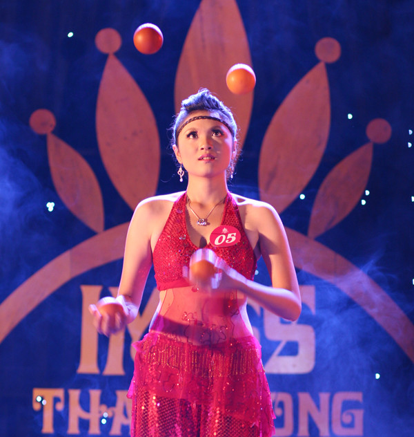 Nữ sinh Thương mại này còn trổ tài tung hứng