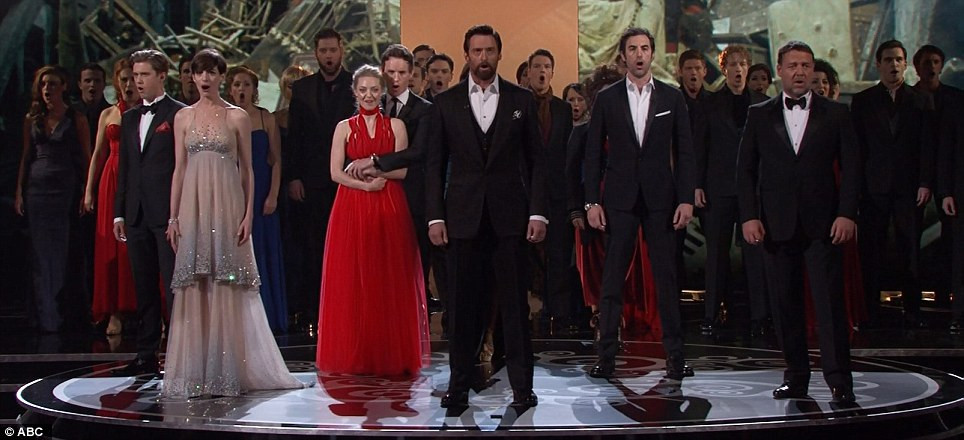 Dàn diễn viên của Những người khốn khổ trình diễn trên sân khấu