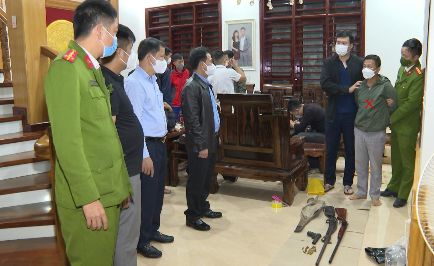 Cơ quan chức năng khám xét nhà riêng, tạm giữ Nguyễn Văn Hùng Cơ quan chức năng khám xét nhà riêng, tạm giữ Nguyễn Văn Hùng