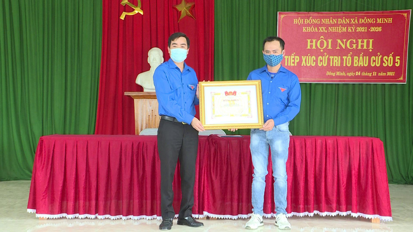 Bí thư Tỉnh Đoàn Thanh Hoá Lê Văn Châu trao tặng Bằng khen cho anh Lê Xuân Hùng. Bí thư Tỉnh Đoàn Thanh Hoá Lê Văn Châu trao tặng Bằng khen cho anh Lê Xuân Hùng.