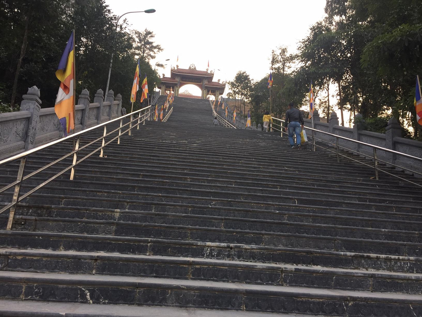 Lối lên của Thiền viện Trúc Lâm Hàm Rồng