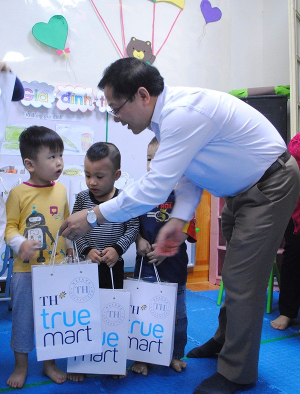 TBT Lê Xuân Sơn phát sữa cho các em