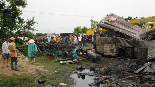 Hiện trường vụ tan hoang sau vụ tai nạn - Ảnh: Như Minh (Tuổi Trẻ)