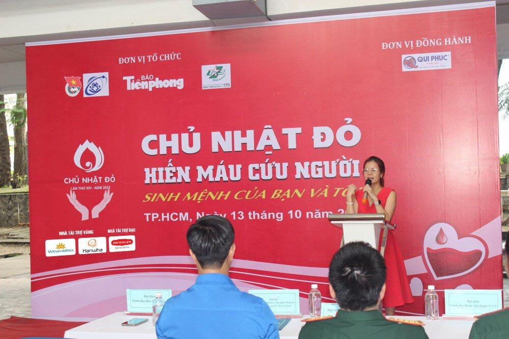 Chị Đặng Thụy Đông Nghi (Phó phòng Kinh doanh báo Tiền Phong) cho biết, những năm gần đây, Chủ nhật Đỏ liên tục được tổ chức tại gần 50 tỉnh thành phố trên khắp cả nước với hơn trăm ngày hội hiến máu, tiếp nhận được hàng chục nghìn đơn vị máu. Năm 2021, dù dịch bệnh COVID-19 diễn biến phức tạp, Chủ nhật Đỏ tiếp nhận được 61 nghìn đơn vị máu. Chương trình Chủ nhật Đỏ năm 2022 diễn ra trong suốt cả năm và được chia thành nhiều điểm hiến máu nhỏ để thích ứng linh hoạt với tình hình dịch COVID-19 còn diễn biến phức tạp. Chương trình hôm nay tại trường ĐH Công nghệ Thông tin (ĐHQG TPHCM) là một trong những hoạt động trên địa bàn TPHCM năm 2022.