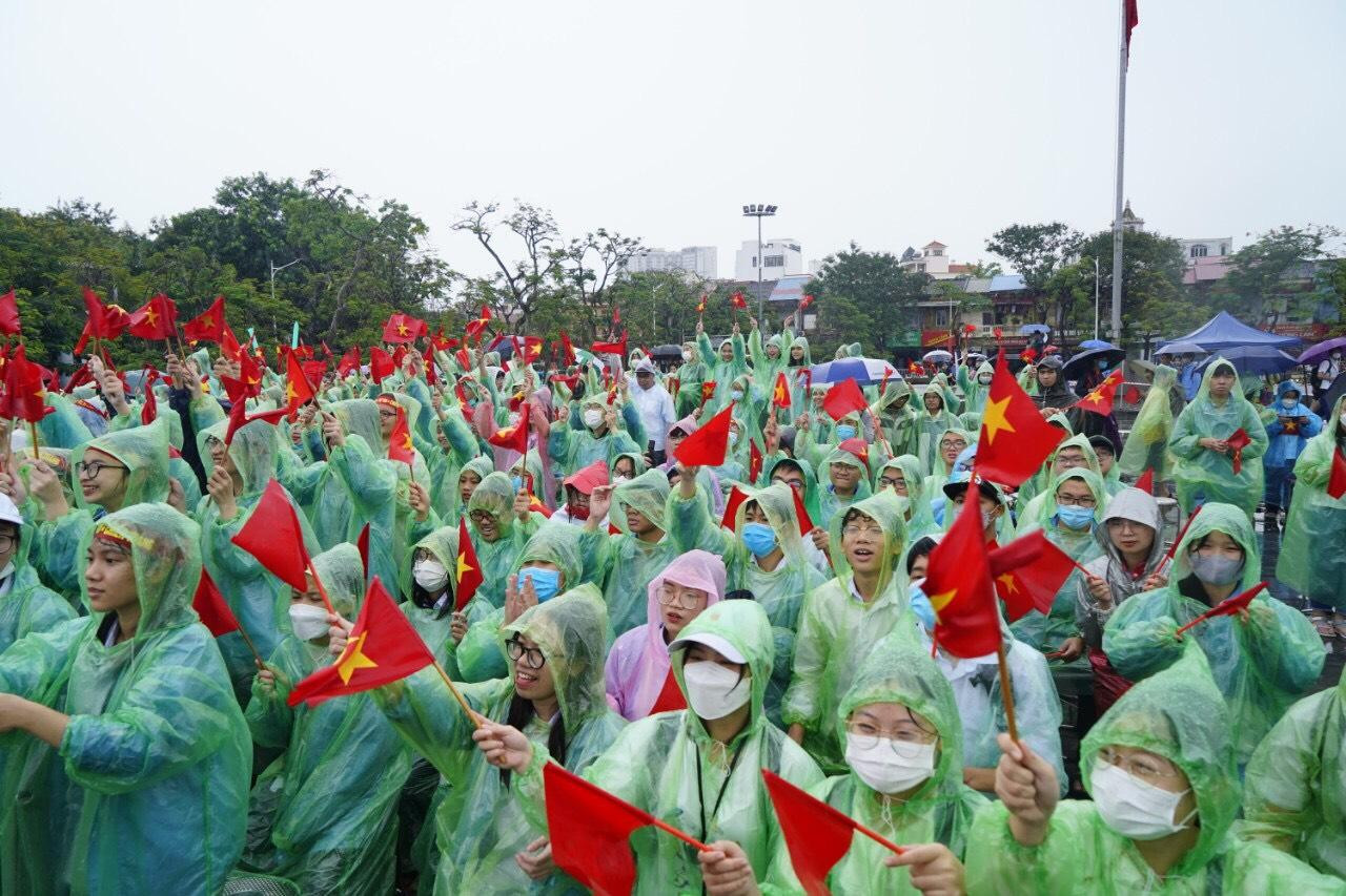 Đông đảo các bạn trẻ đội mưa cổ vũ cho Vũ Bùi Đình Tùng - Ảnh: Nguyễn Hoàn