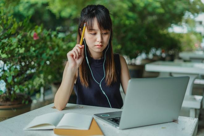 Thế hệ Z muốn làm việc nhiều hơn, thay vì lướt app hẹn hò. Ảnh: Zen Chung/Pexels. Thế hệ Z muốn làm việc nhiều hơn, thay vì lướt app hẹn hò. Ảnh: Zen Chung/Pexels.