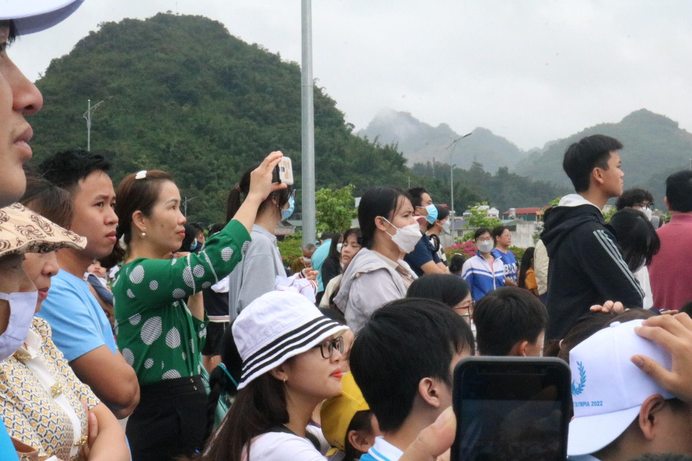 Dù Sơn La đang có mưa, nhưng rất nhiều khán giả đã đến cổ vũ cho Bùi Anh Đức.