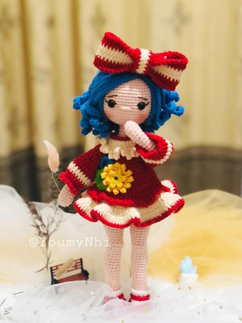 "Những búp bê mình làm đều được móc bằng len, từng mũi móc, cúc áo, nơ đều được đính thủ công hoàn toàn" - Nhi cho biết "Những búp bê mình làm đều được móc bằng len, từng mũi móc, cúc áo, nơ đều được đính thủ công hoàn toàn" - Nhi cho biết