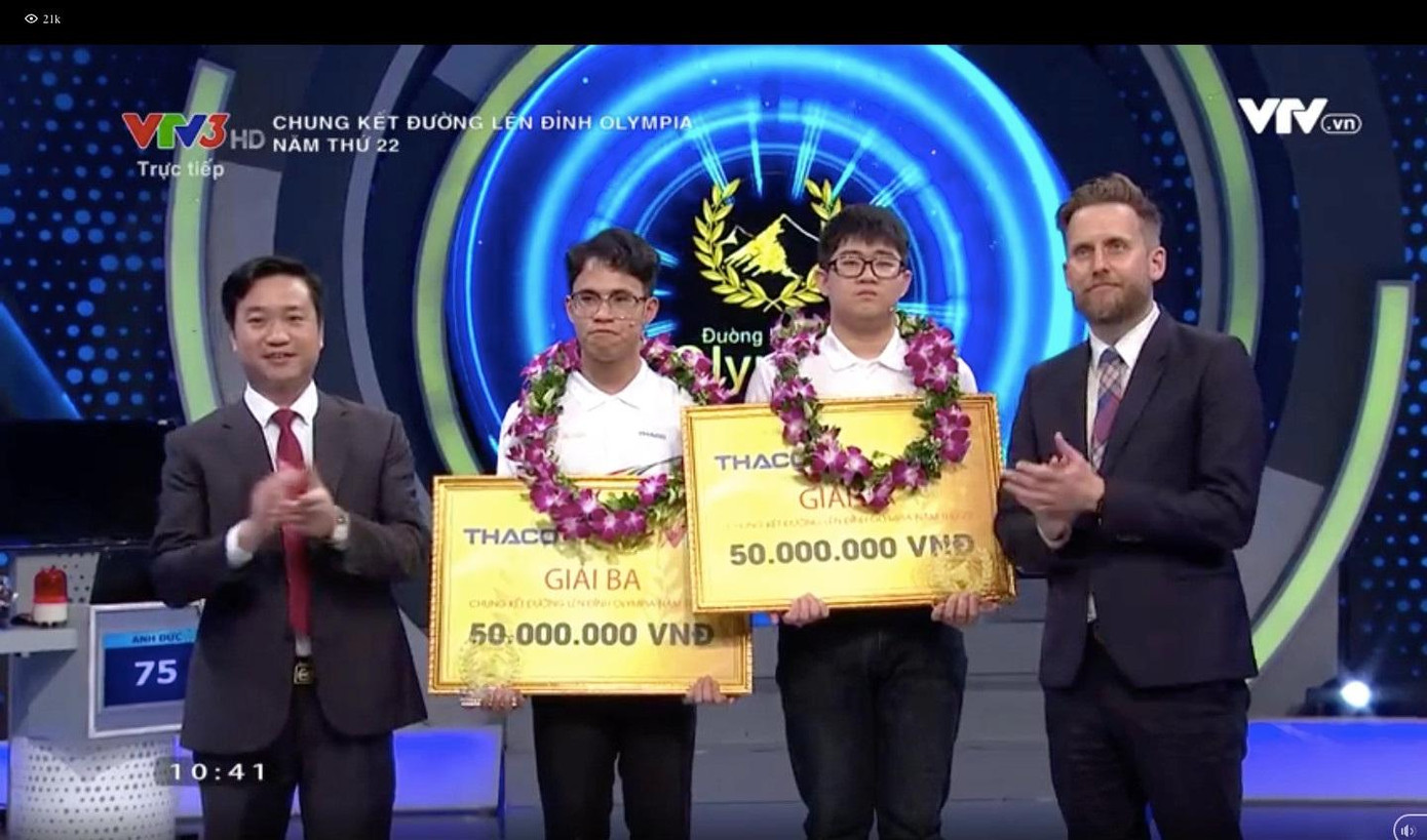 Ban Tổ chức trao giải Ba cho hai thí sinh Vũ Bùi Đình Tùng và Bùi Anh Đức