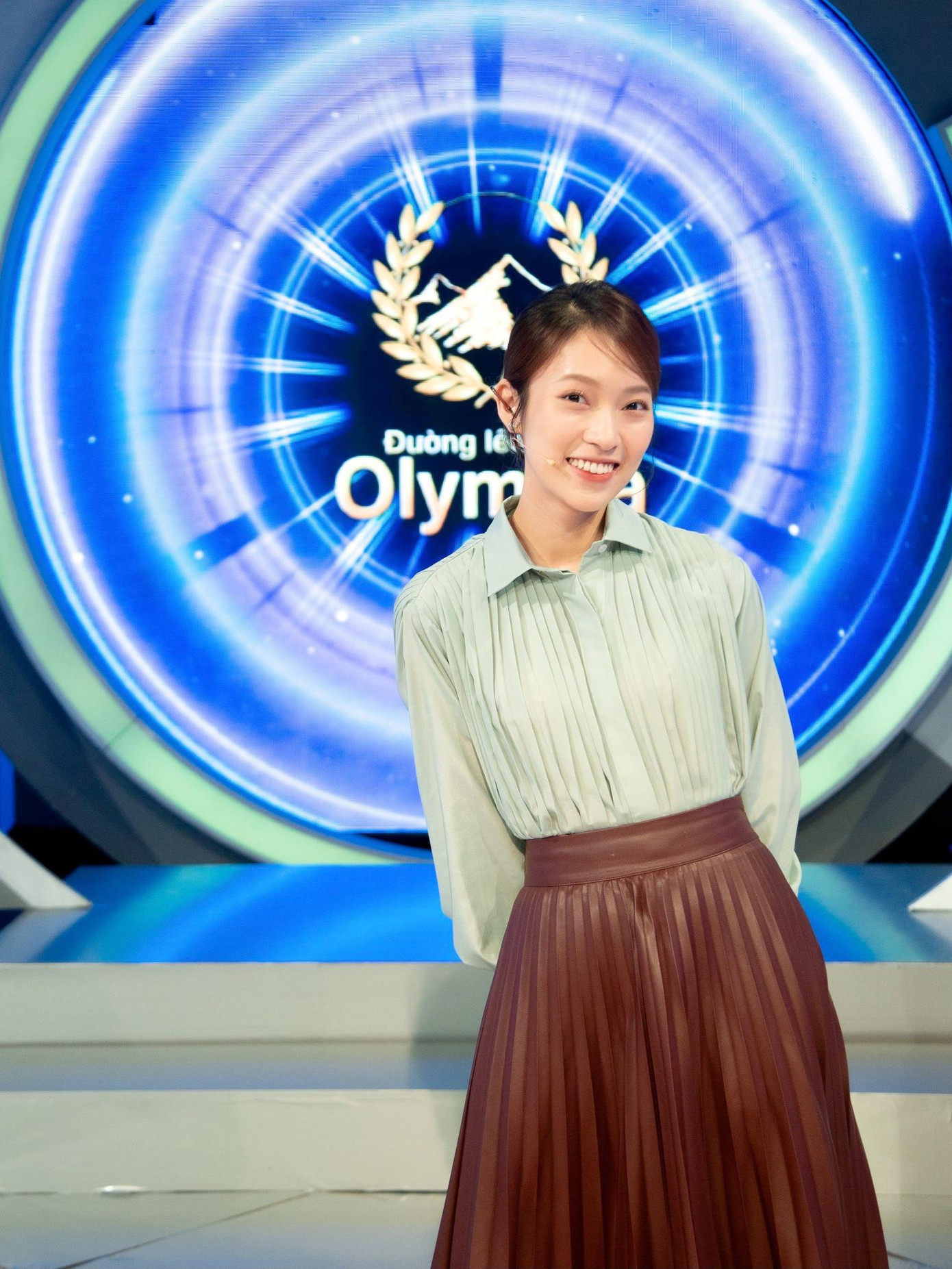 &quot;Hot girl 7 thứ tiếng&quot; vừa kỷ niệm 1 năm dẫn Đường lên đỉnh Olympia