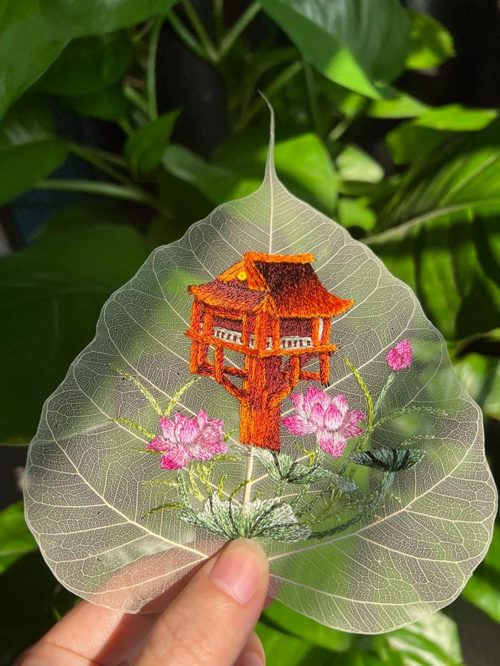 Chùa Một Cột được chị Cúc phác họa trên xương lá bồ đề.