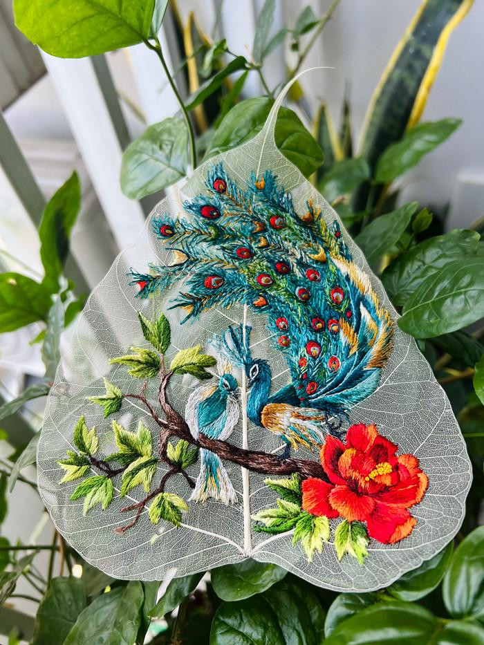 Niềm đam mê khiến chị Cúc quyết tâm chinh phục nghề truyền thống quê hương.