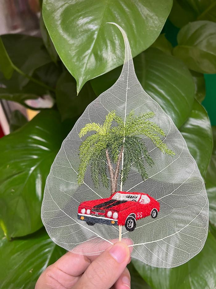 Chị Cúc cho biết, thêu trên xương lá bồ đề khó gấp trăm lần thêu trên vải.